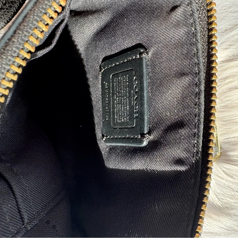 COACH - EUC Textured Black L- Zip Wristlet